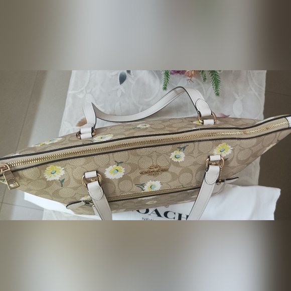 Authentic Coach Signature Gallery Tote Daisy Print - Picture 6 of 14